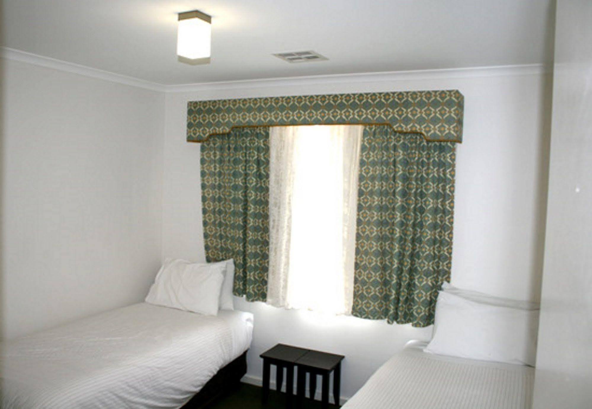 Grand Manor Motor Inn Queanbeyan Kültér fotó