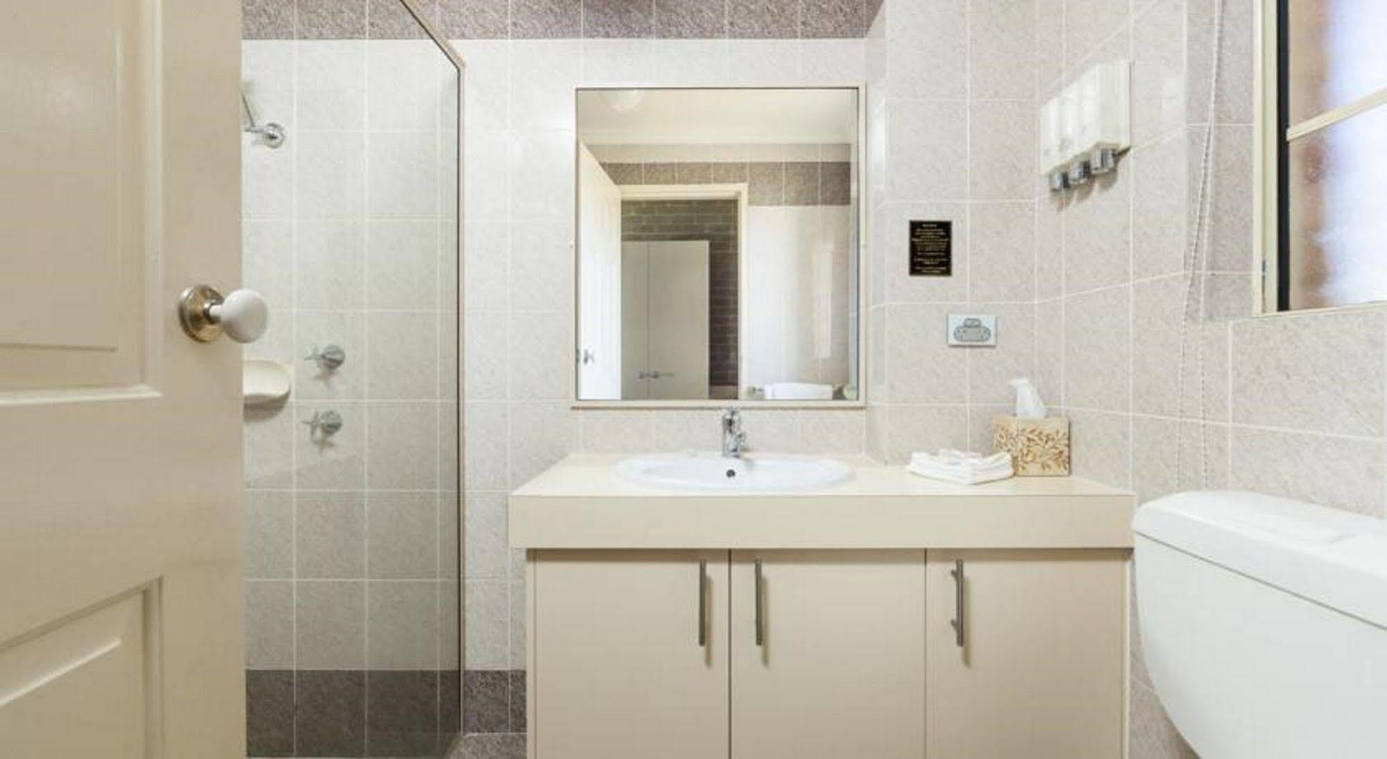 Grand Manor Motor Inn Queanbeyan Kültér fotó